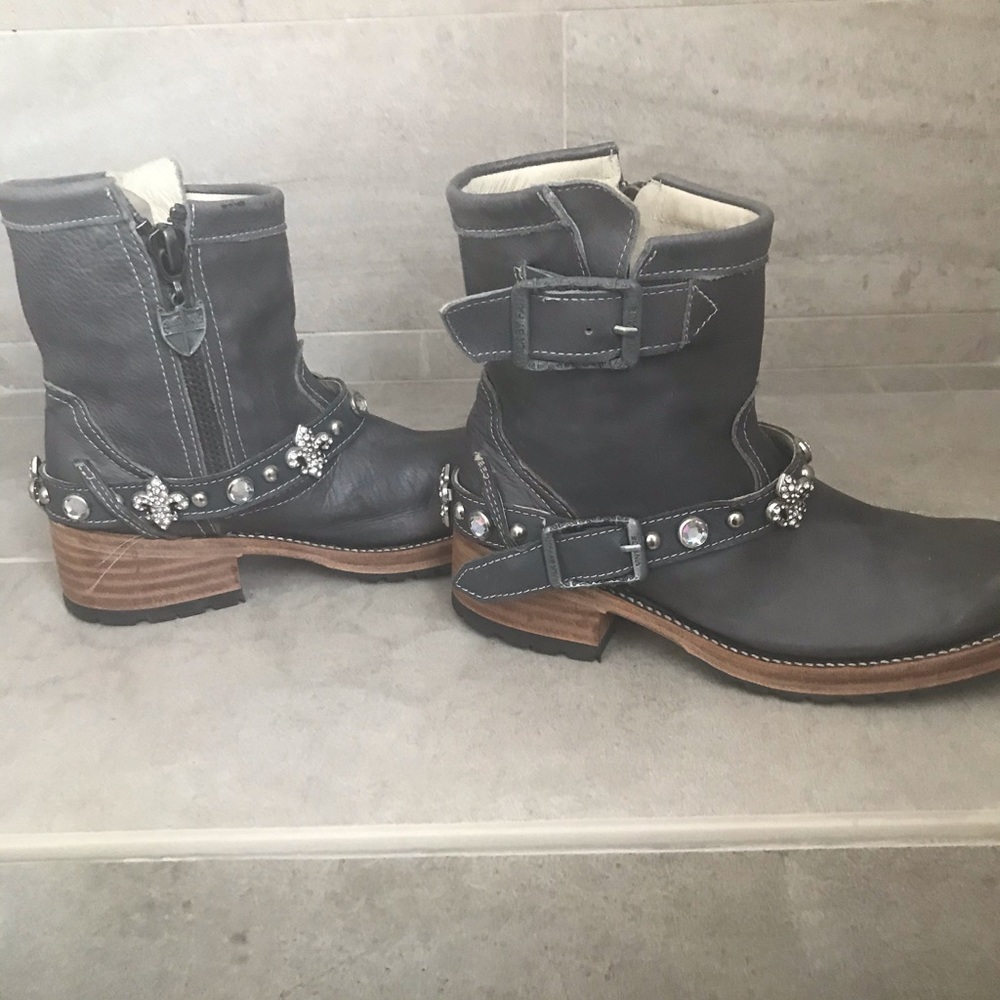 Women’s size 6.5 walk by faith combat boot